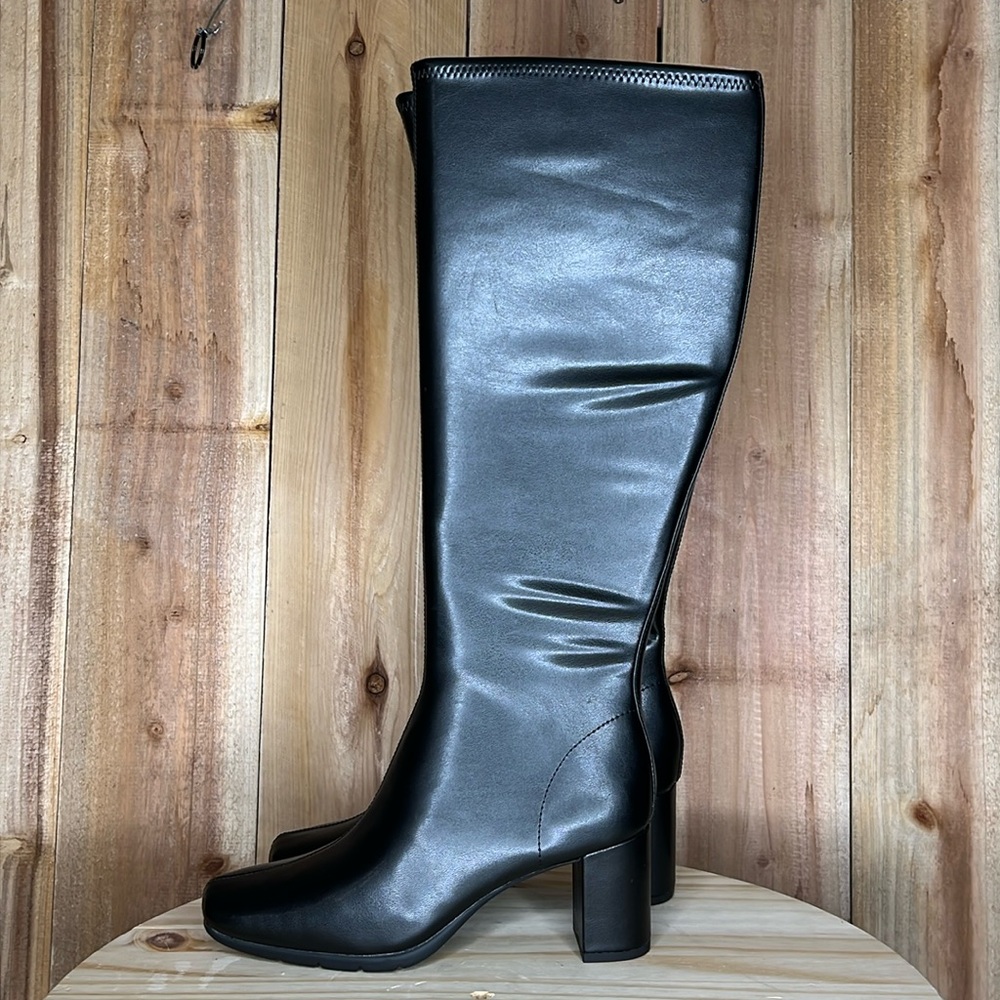 NWT Womens knee high boot